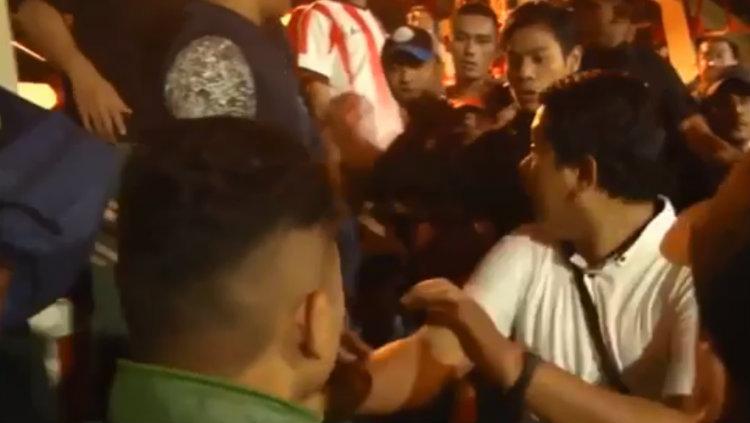 Oknum suporter melakukan pemukulan di pertandingan Persija vs Persebaya Liga 1 2018. - INDOSPORT