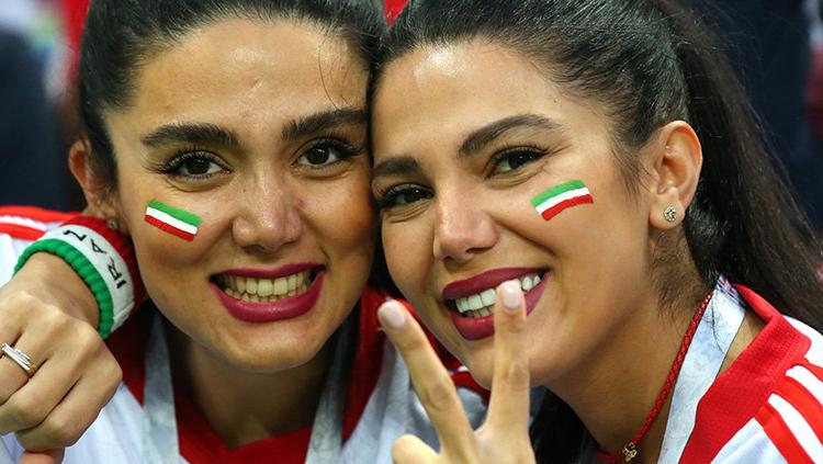 Dua para wanita cantik yang mendukung timnas Iran saat melawan Spanyol.