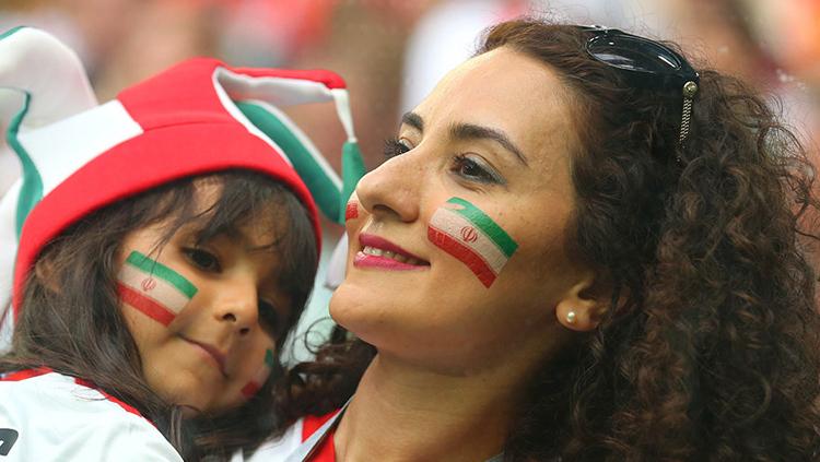 Ibu satu anak ini tidak mau ketinggalan untuk menyaksikan laga Iran vs melawan Spanyol dengan membawa anaknya.