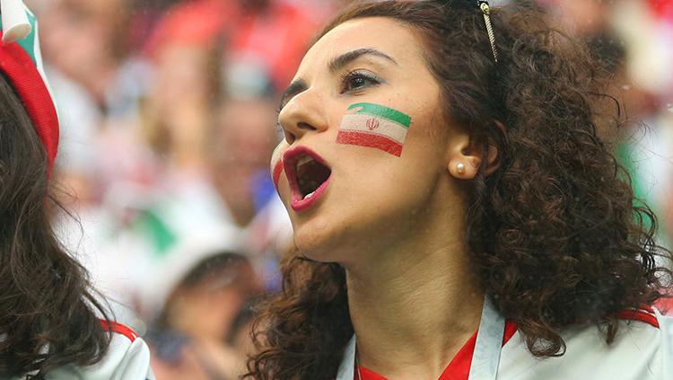 Penonton sekaligus fans Iran tampak semangat ditrubun.