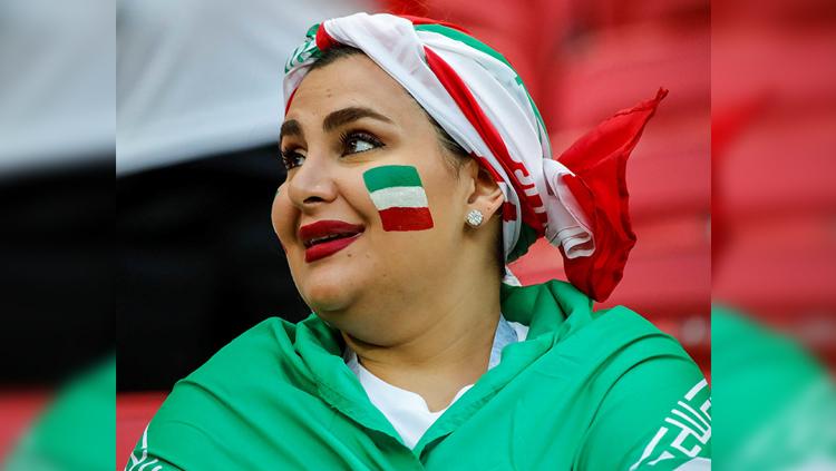 Salah satu fans wanita saat menyaksikan laga timnas Iran melawan Spanyol.