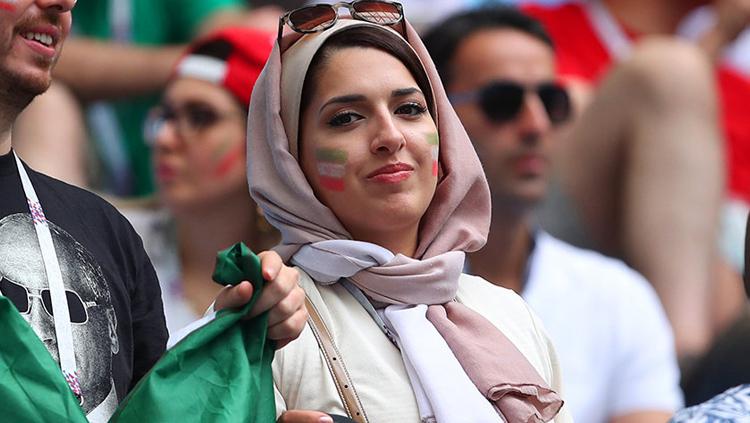Salah satu wanita yang mengenakan kerudung karena tidak mau ketinggalan dengan laga Iran vs Spanyol.