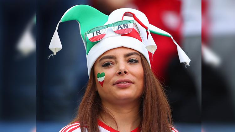 Wanita cantik ini memiliki cara tersendiri untuk mendukung negaranya Iran.