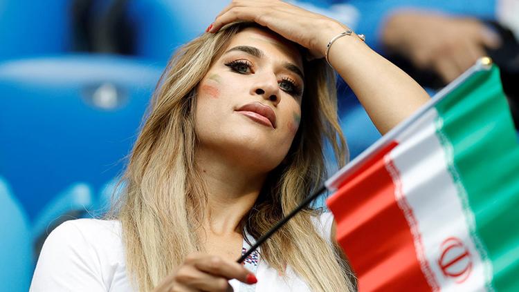 Wanita cantik yang tidak diketahui namanya ini kibarkan bendera negaranya Iran.