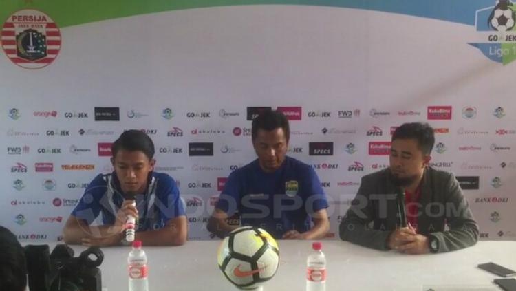 Febri Hariyadi dan Anwar Sanusi dalam preskon Persija vs Persib.