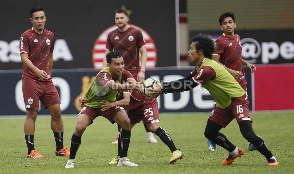 Persija Jakarta melakukan permainan bola tangan pada latihan jelang lawan Persib.