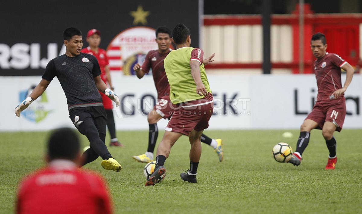 Ismed Sofyan mencoba mengoper bola kepada Bambang Pamungkas.