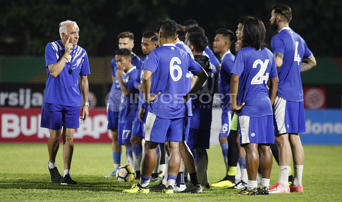 Para pemain Persib Bandung sedang mendengarkan arahan pelatih Mario Gomez (kiri) sebelum memulai latihan.
