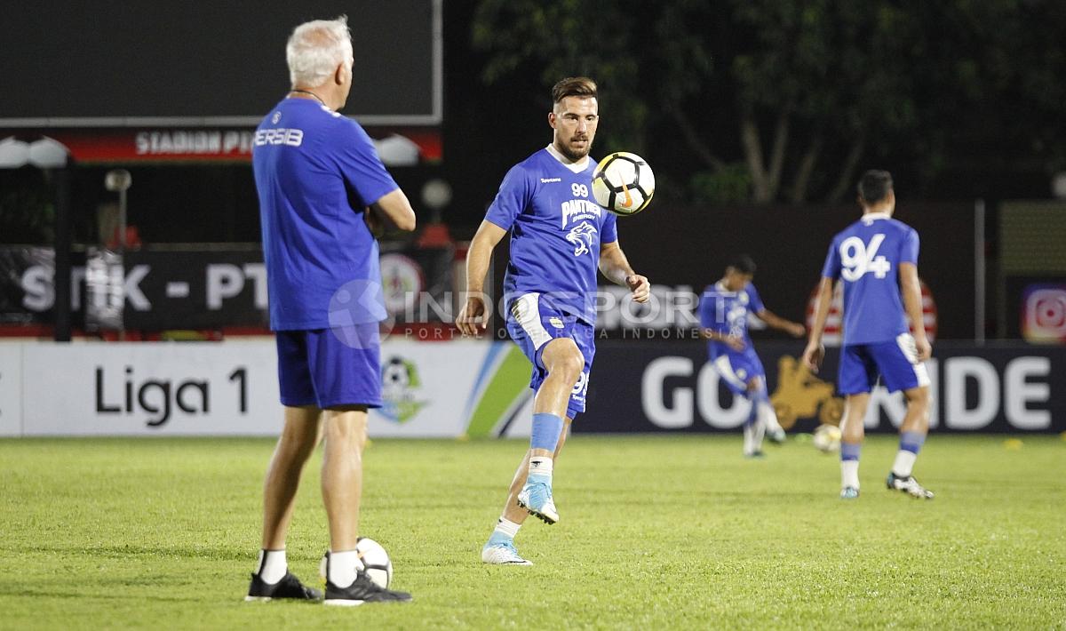 Jonathan Bauman unjuk kebolehan di depan pelatih Mario Gomez. Copyright: Herry Ibrahim/Football265.com