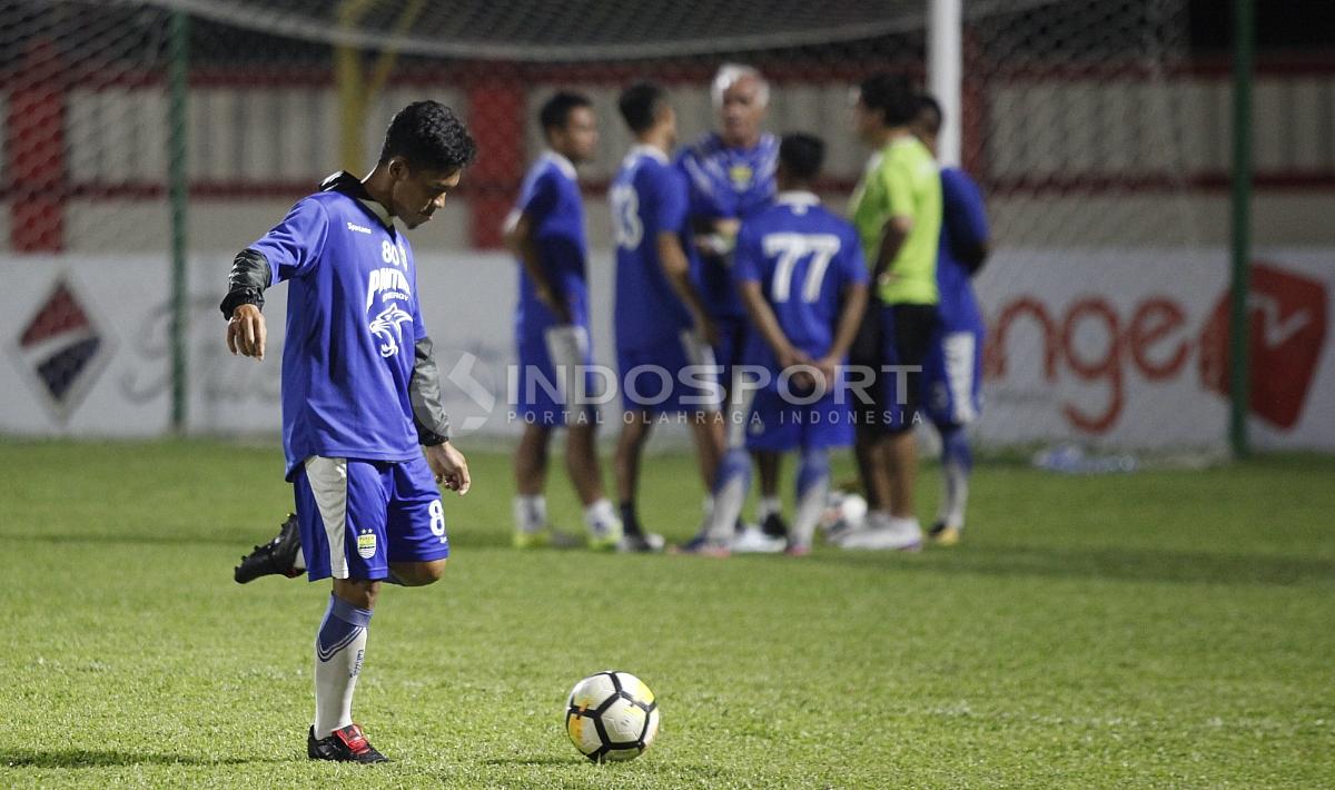 Pemain senior Persib, Eka Ramdani melakukan passing di sela-sela latihan jelang laga kontra Persija Jakarta.