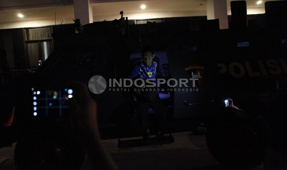 Pemain Persib Bandung tiba di stadion PTIK menggunakan rantis.