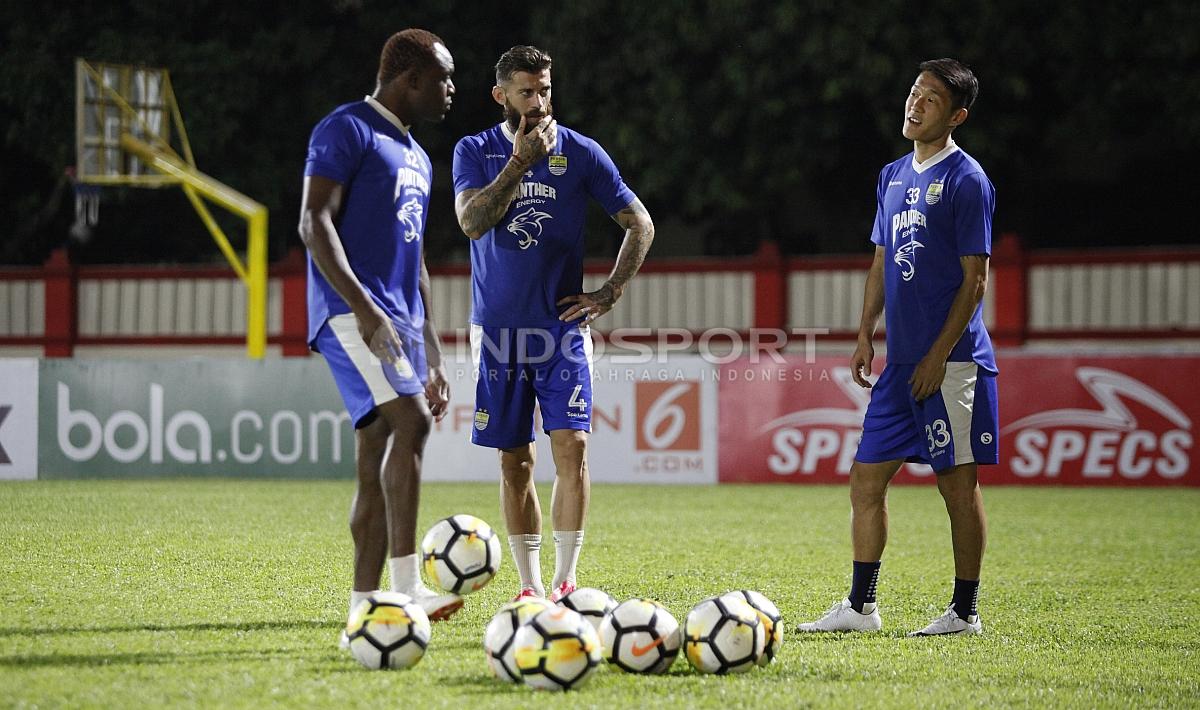 Ki-ka: Victor Igbonefo, Bojan Malisic, dan Oh In Kyun berbincang sebelum memulai latihan. Copyright: Herry Ibrahim/Football265.com