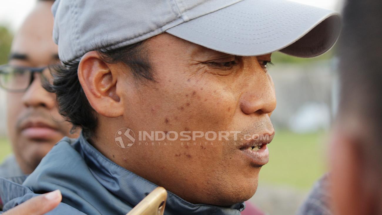 Asisten pelatih Timnas U-19 Miftahul, usai memimpin latihan di Lapangan Jenggolo. Jumat (29/6/18). - INDOSPORT
