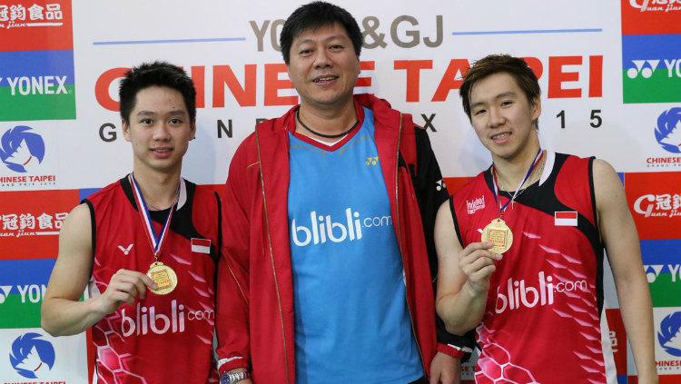 Asisten pelatih Kevin/Marcus, Aryono Miranat (tengah). - INDOSPORT