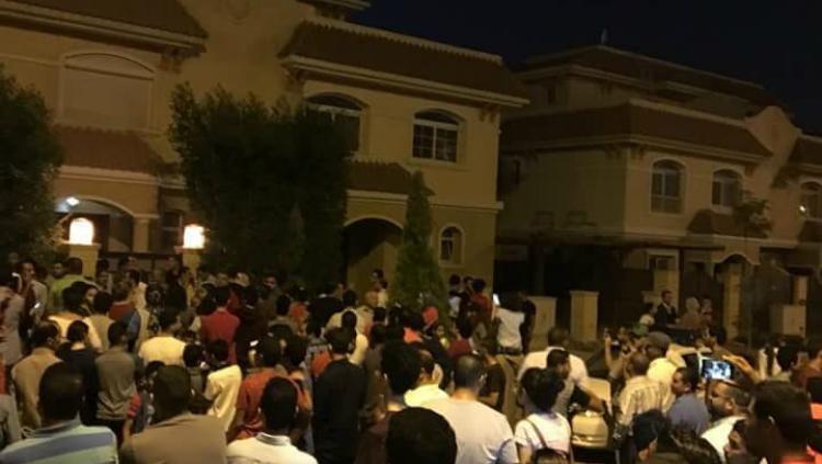 Ratusan fans mendatangi rumah Mohamed Salah. - INDOSPORT