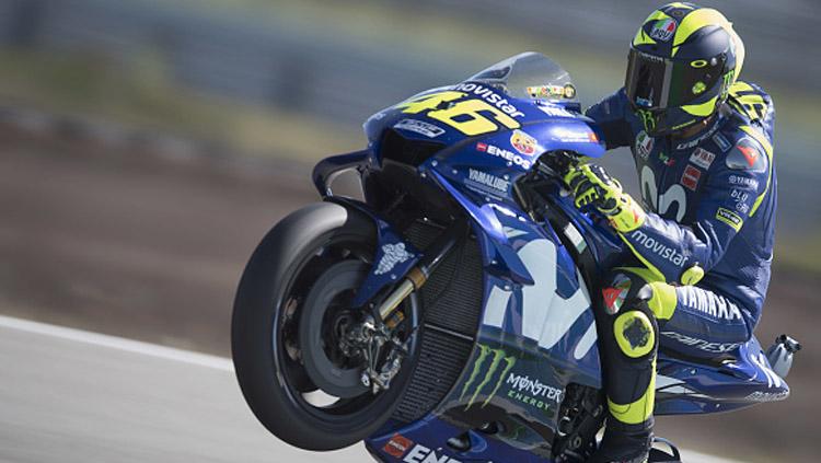 Selebrasi Valentino Rossi saat melewati garis finis.