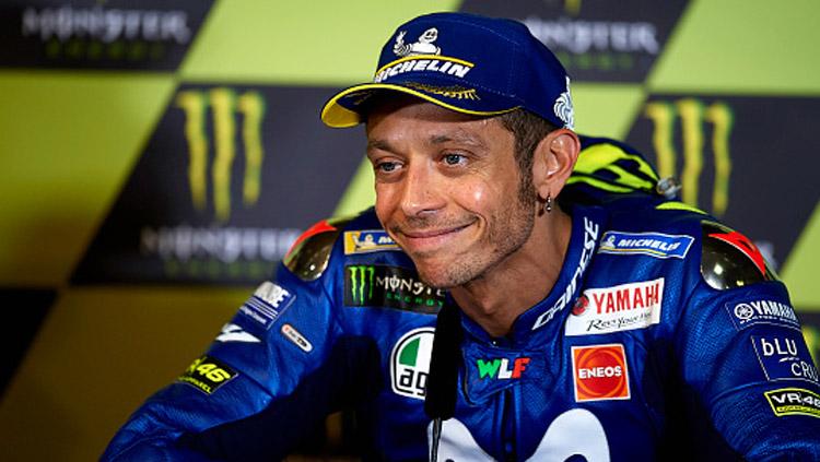 Pembalap MotoGP, Valentino Rossi saat berada dalam wawancara konferensi pers. Copyright: INDOSPORT