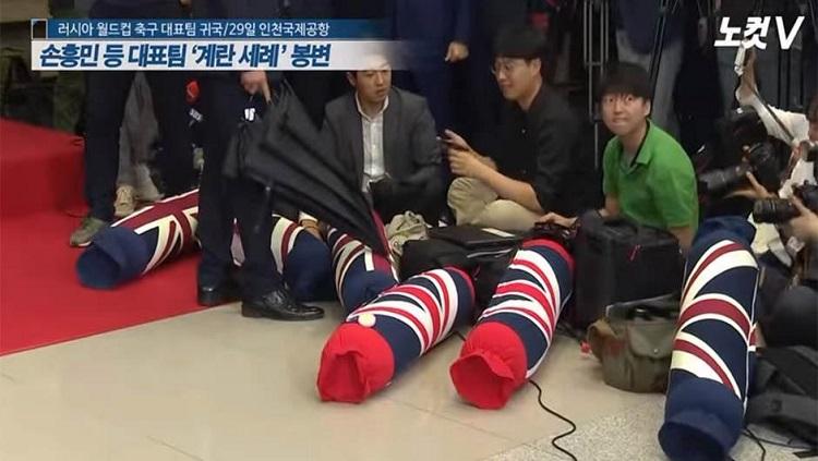 Pelemparan bantal bergambar bendera Union Jack ke arah barisan pemain Korea Selatan. Copyright: Sun Sport