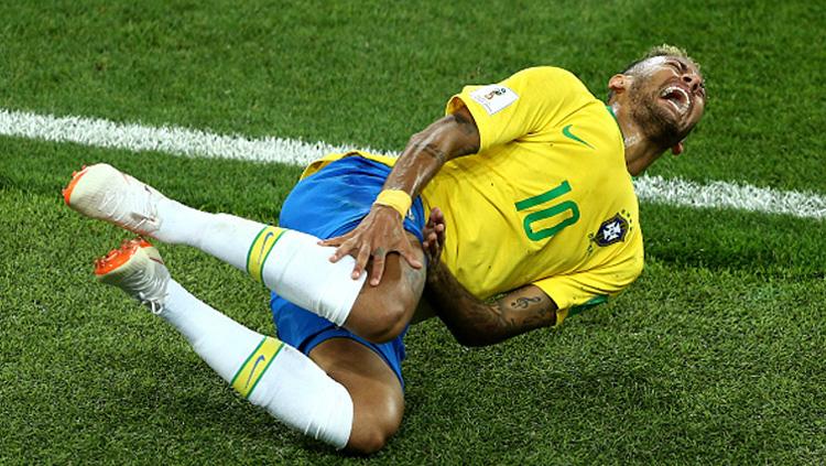 Neymar dinilai terlalu berlebihan saat mendapat pelanggaran dari pemain lawan di Piala Dunia 2018. Copyright: INDOSPORT