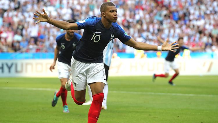 Kylian Mbappe berselebrasi setelah berhasil mencetak gol ke gawang Argentina.