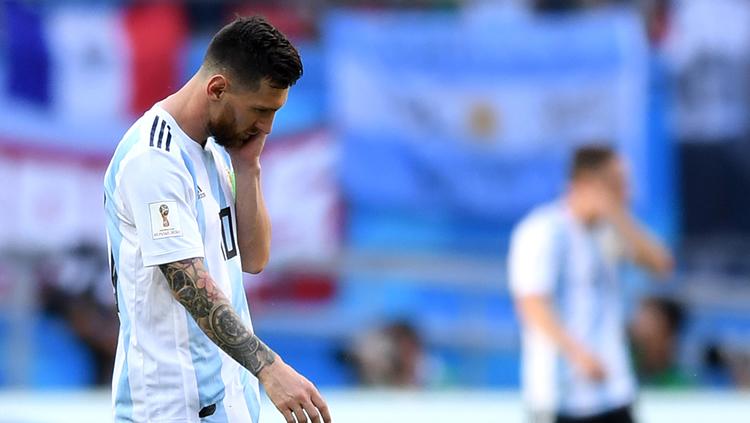 Lionel Messi tampak tertunduk lesu setelah Argentina kembali tertinggal. Copyright: INDOSPORT