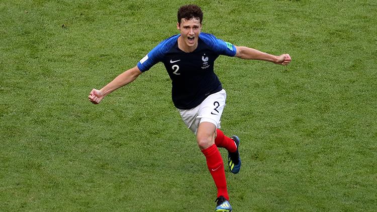 Benjamin Pavard berselebrasi setelah mencetak gol ke gawang Argentina. Copyright: INDOSPORT