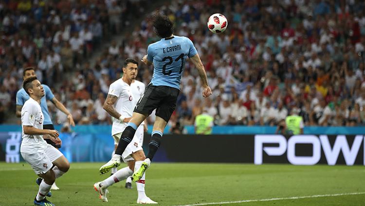 Edinson Cavani saat mencetak gol ke gawang Portugal di Piala Dunia 2018.