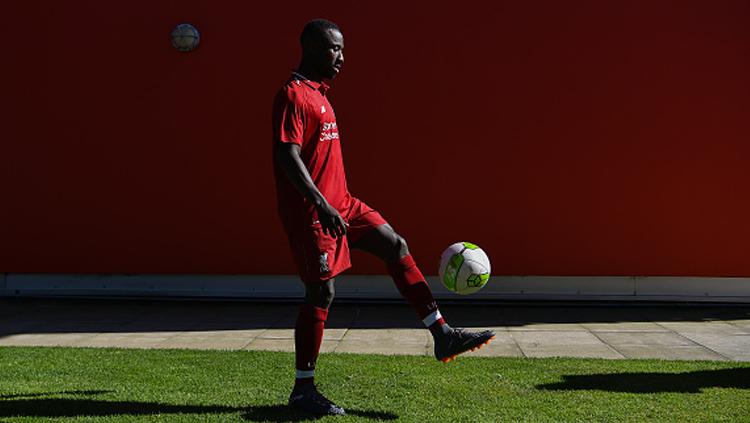 Naby Keita, pemain anyar Liverpool saat menunjukkan kepiawaiannya dalam menjuggling bola. Copyright: INDOSPORT