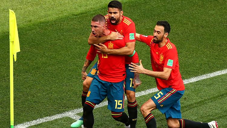 Sergio Ramos berselebrasi saat Spanyol berhasil memecah kebuntuan. Copyright: Getty Images