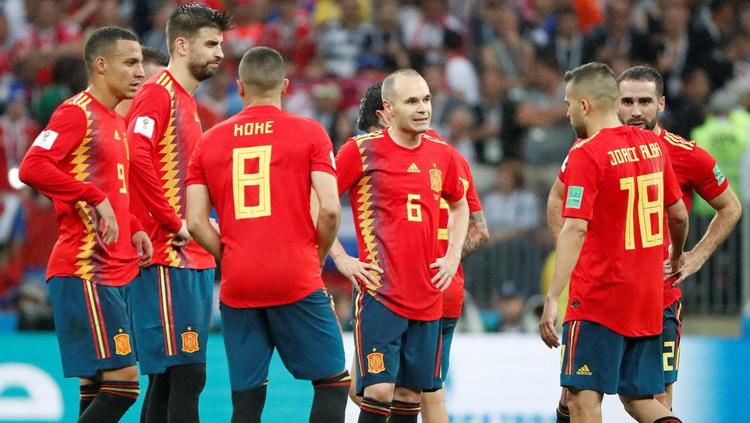 Skuat Spanyol tertunduk lesu. Copyright: INDOSPORT