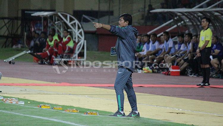 Indra Sjafri menginstruksikan pemain Timnas Indonesia U-19 di Piala AFF U-18 2018. Minggu (01/07/18). - INDOSPORT