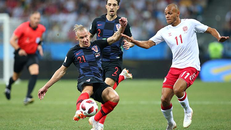 Pemain Kroasia dan Denmark berebut penguasaan bola.