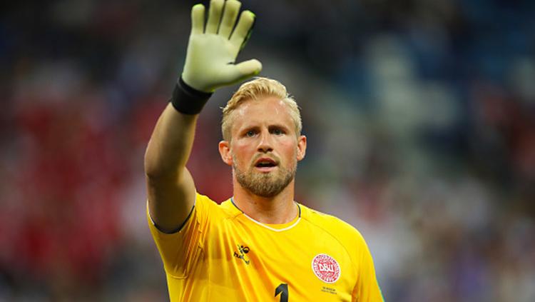 Kasper Schmeichel menyapa suporter di stadion. Copyright: Getty Images