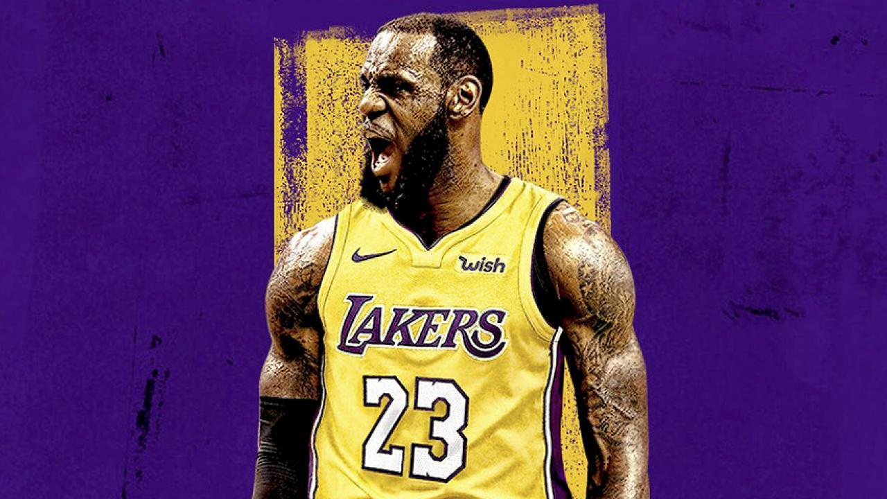 LeBron James dengan jersey LA Lakers.