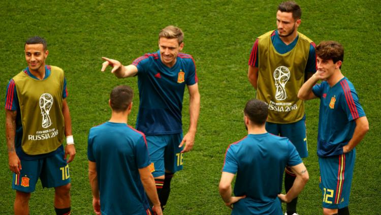 Timnas Spanyol saat pemanasan di atas lapangan jelang laga menghadapi Rusia.