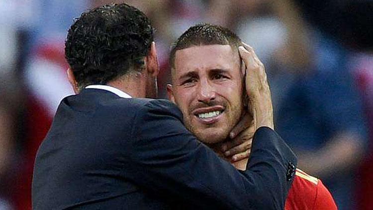 Sergio Ramos dihibur Fernando Hierro yang menangis usai kekalahan Spanyol dari Rusia, Minggu (02/07/18) - INDOSPORT