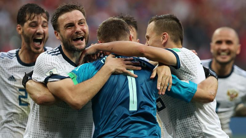 Timnas Rusia berselebrasi pasca menyingkirkan Spanyol.