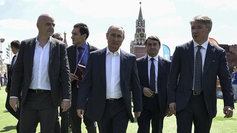 Alexey Sorokin (kanan), Vladimir Putin, dan Gianni Infantino (kiri) - INDOSPORT