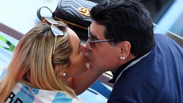 Diego Maradona dan Ricio Olivia Copyright: The Sun