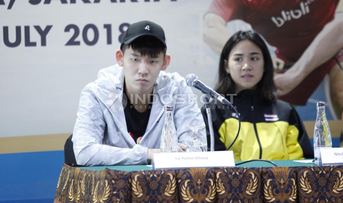 Pemain ganda putra China, Liu Yuchen saat msesi konferensi pers. - INDOSPORT