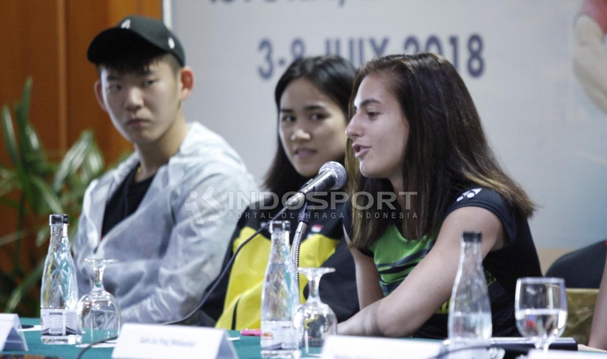 Pemain tunggal putri Bulgaria, Stefani Stoeva (kanan) saat menjawab pertanyaan wartawan.