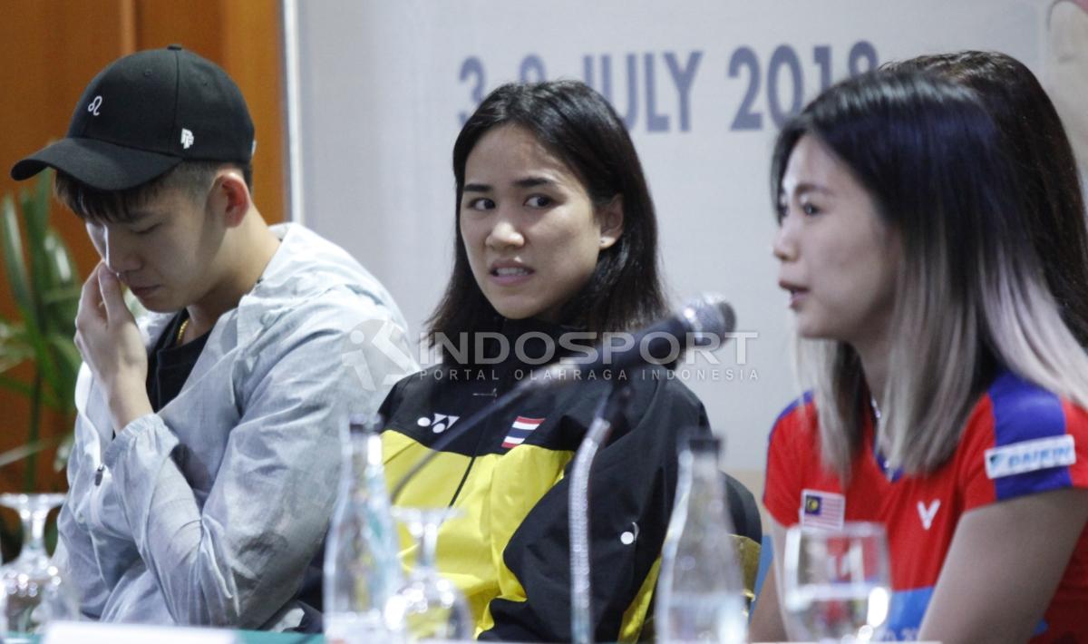 Pemain ganda campuran Malaysia, Goh Liu Ying (kanan) saat menjawab pertanyaan wartawan.