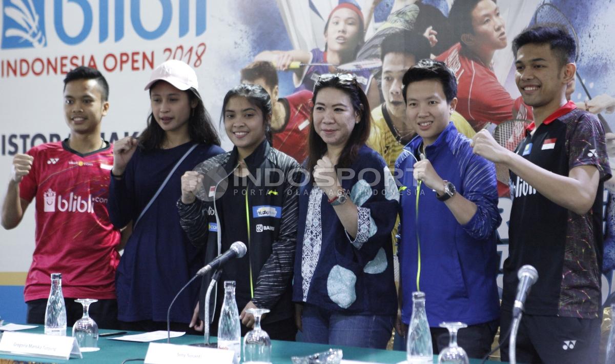 Kiri-kanan: pemain tunggal putra Anthony Sinisuka Ginting, ganda putri Rizki Amelia Pradipta, tunggal putri Gregoria Mariska, Kepala Bidang Prestasi PBSI Susy Susanti, ganda campuran Liliyana Natsir, dan ganda putra Fajar Alfian.