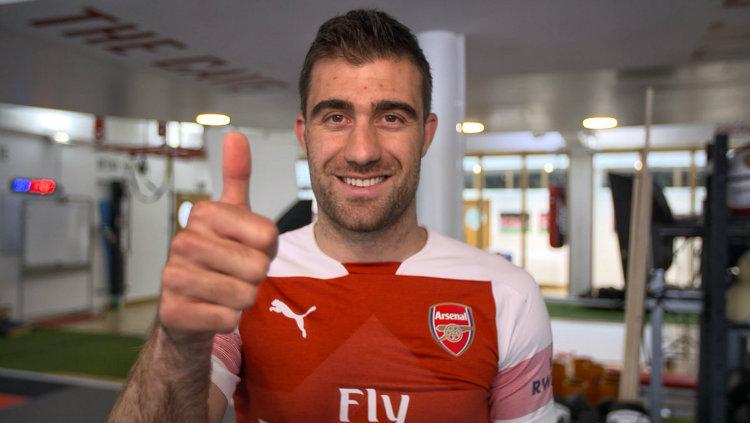 Sokratis Papastathopoulos resmi bergabung ke Arsenal. Copyright: INDOSPORT.com