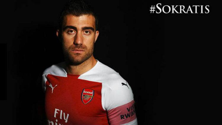 Sokratis Papastathopoulos resmi berseragam Arsenal. Copyright: INDOSPORT.com