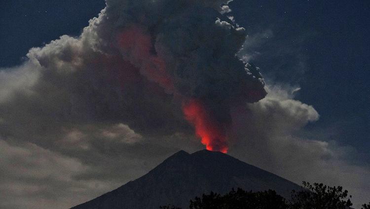 Gunung Agung di Bali mengalami erupsi, Senin (02/07/18).