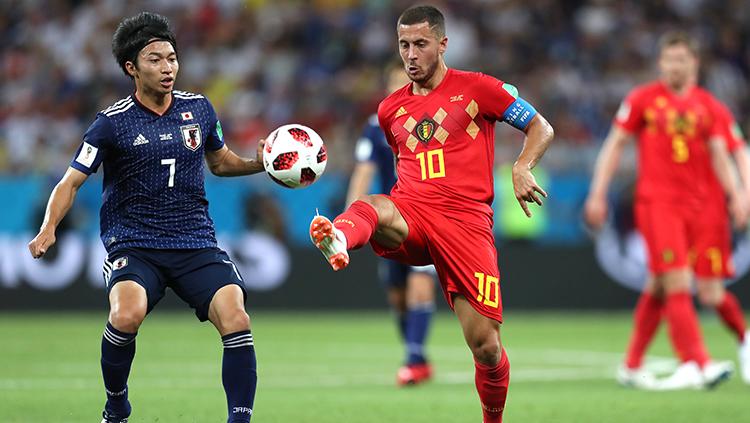 Hazard mencoba menjaga penguasaan bola. Copyright: INDOSPORT