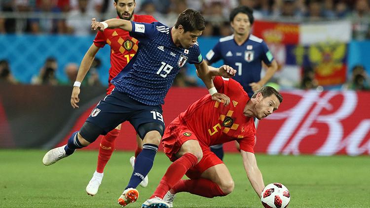 Jan Vertonghen berduel dengan pemain Jepang untuk tetap menguasai bola.