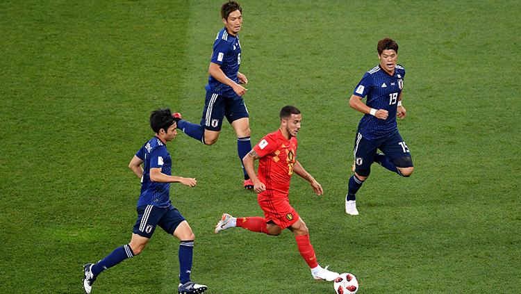Eden Hazard di antara tiga pemain Jepang Copyright: INDOSPORT
