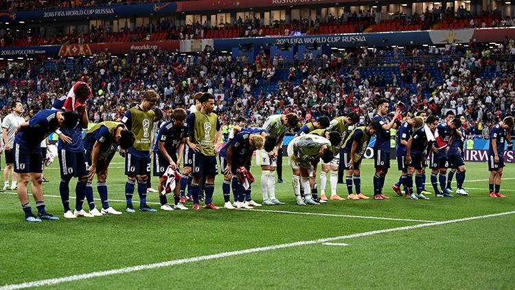Jepang menundukkan kepala di hadapan para pendukungnya setelah tersingkir dari Piala Dunia 2018. Copyright: INDOSPORT